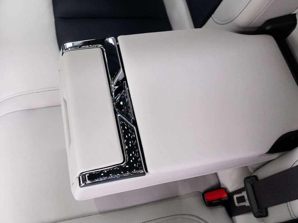 Used 2026 Rolls-Royce Cullinan AWD/4WD image 28