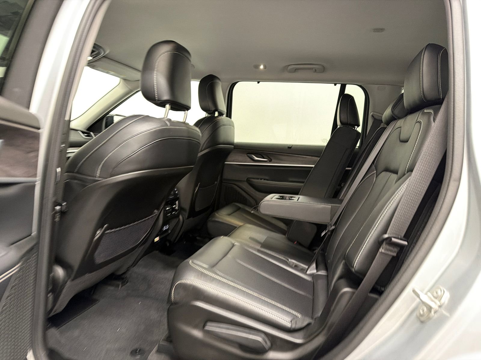 Used 2023 Jeep Grand Cherokee L Limited w/ Luxury Tech Group II image 19