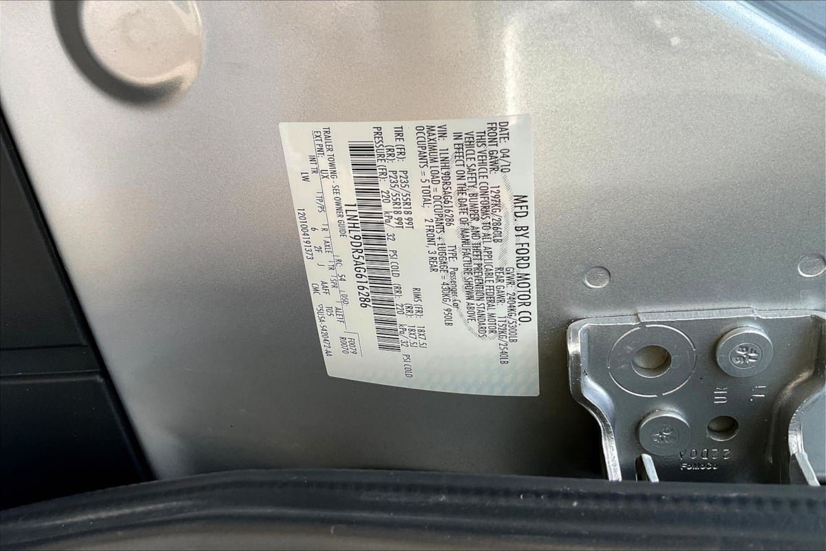 Used 2010 Lincoln MKS FWD image 17