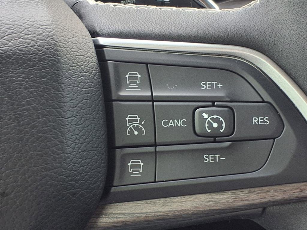 Used 2024 Jeep Grand Cherokee Limited w/ Black Appearance Package image 20