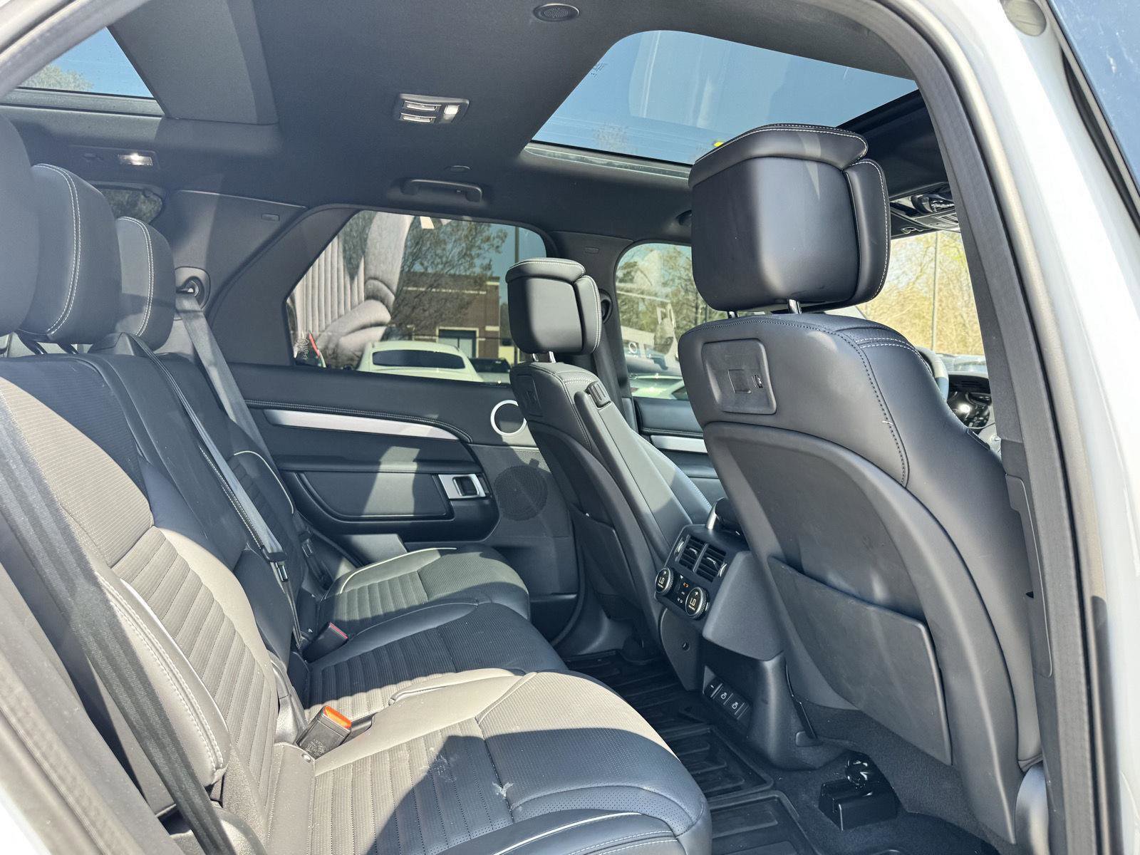 Used 2024 Land Rover Discovery Dynamic SE image 27