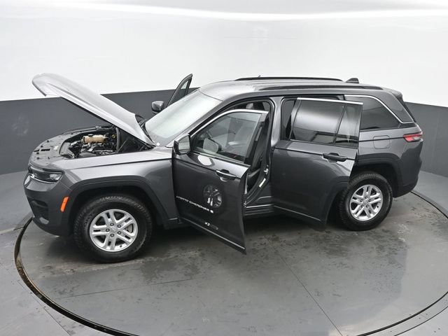 Used 2024 Jeep Grand Cherokee Laredo AWD/4WD image 63