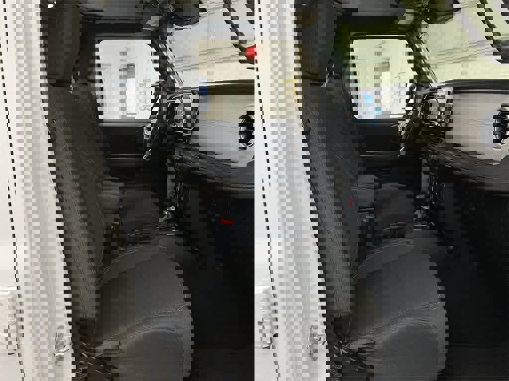 Used 2025 Jeep Wrangler Sahara image 18