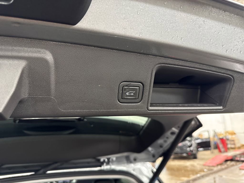 Used 2024 GMC Terrain SLT image 14