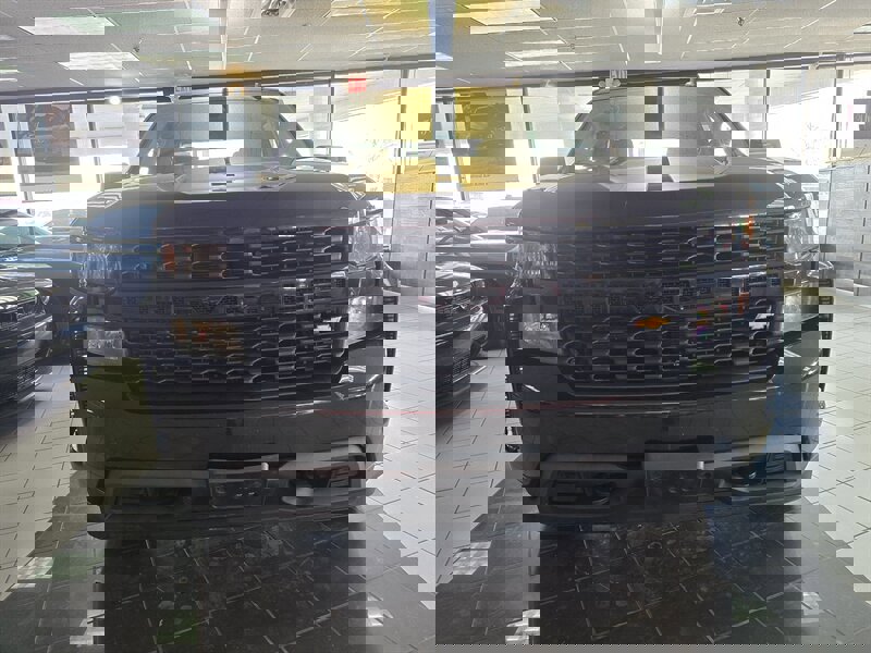 Used 2020 Chevrolet Silverado 1500 Custom w/ Custom Value Package image 2