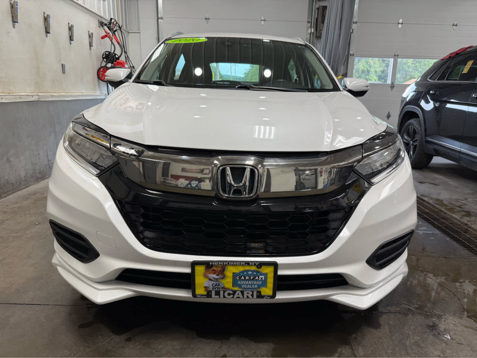 Used 2020 Honda HR-V Touring image 2