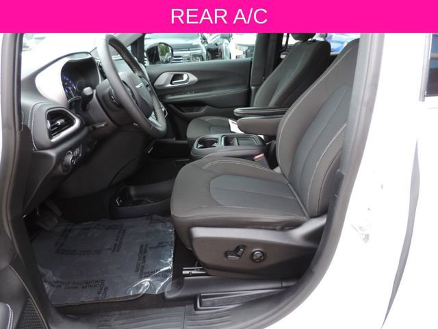 Used 2024 Chrysler Pacifica Touring FWD image 17
