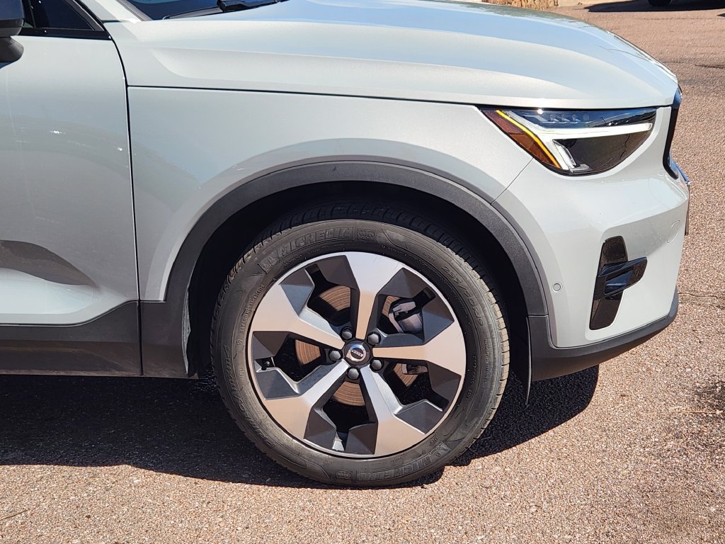 Used 2025 Volvo XC40 B5 Plus AWD/4WD image 29