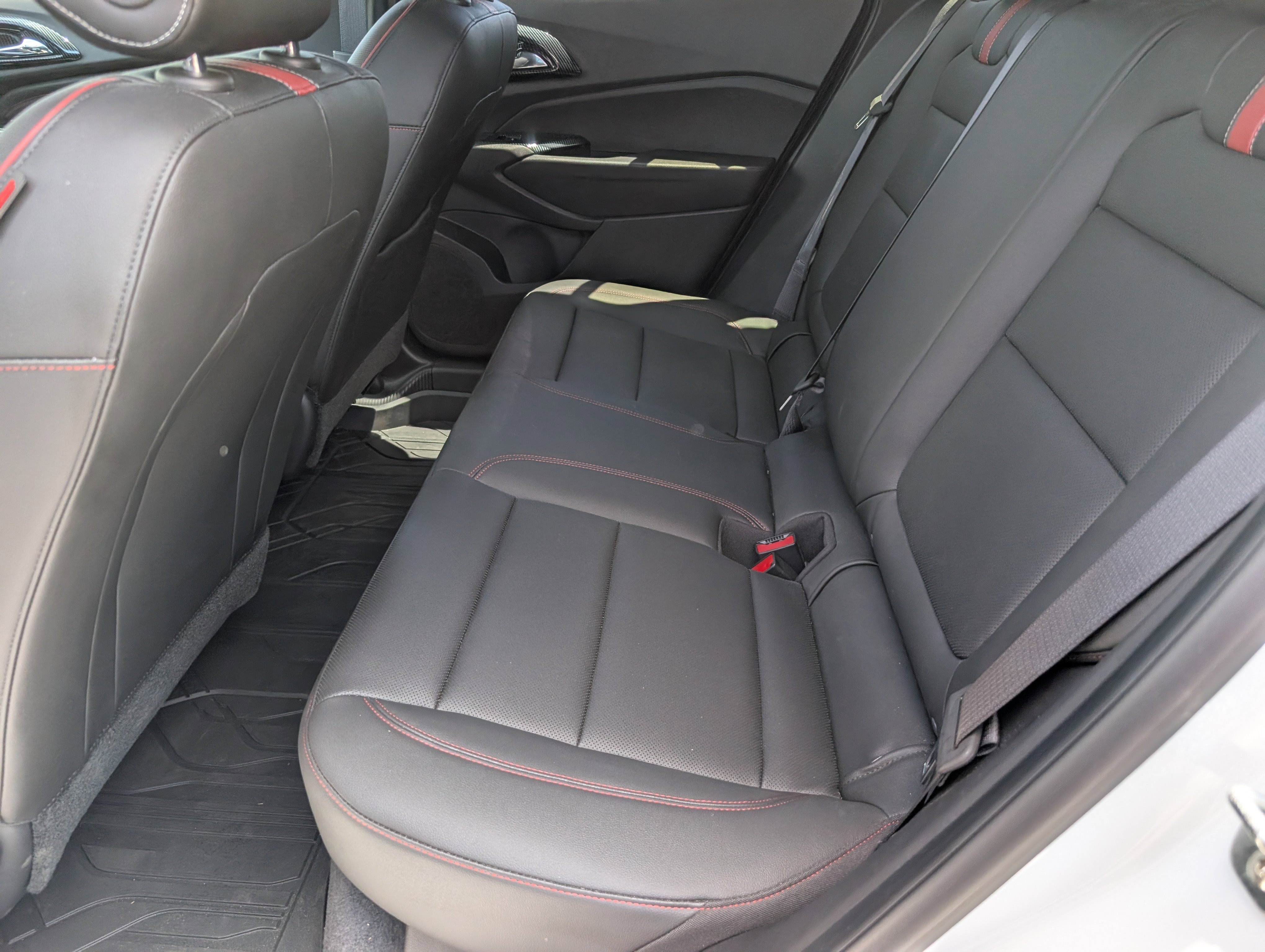 Used 2025 Chevrolet Trax RS w/ Sunroof Package FWD image 28
