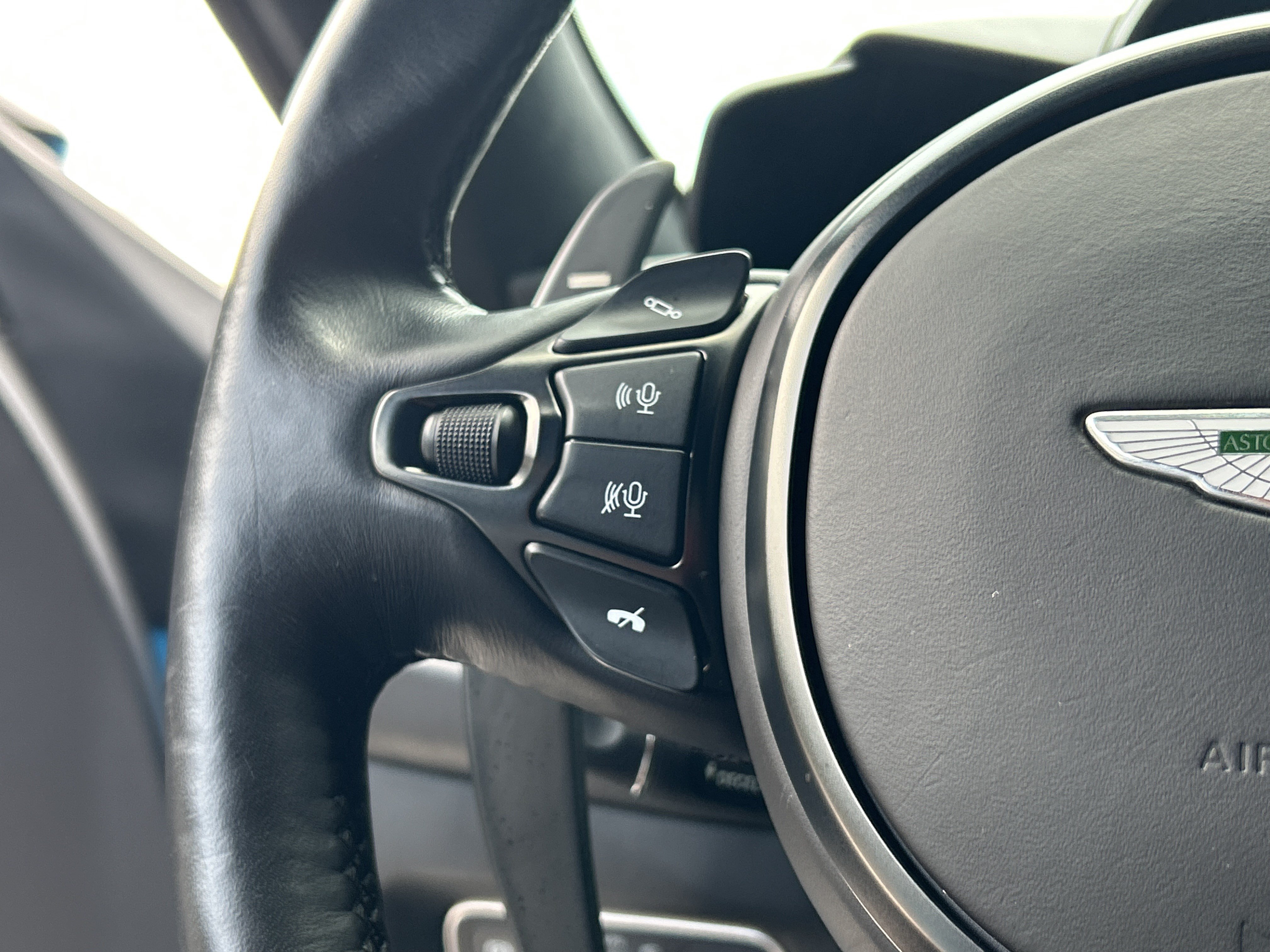 Used 2023 Aston Martin V8 Vantage Coupe RWD image 19