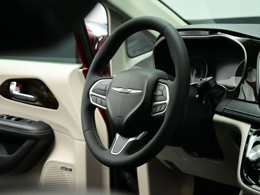 Used 2022 Chrysler Pacifica Limited image 37