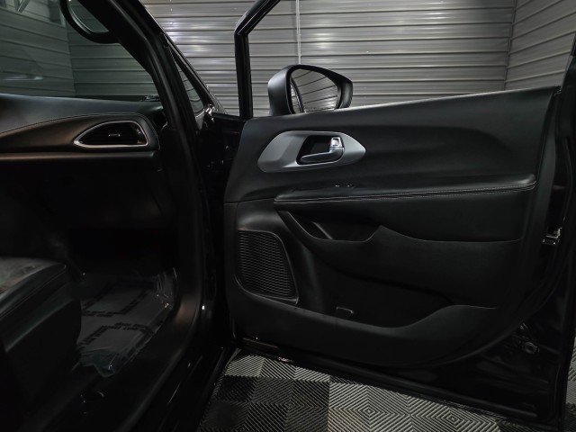 Used 2023 Chrysler Pacifica Touring-L w/ S Appearance Package FWD image 35