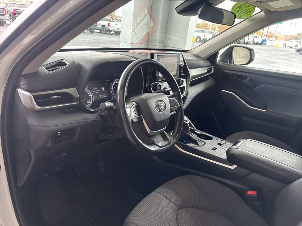 Used 2024 Toyota Highlander LE image 9