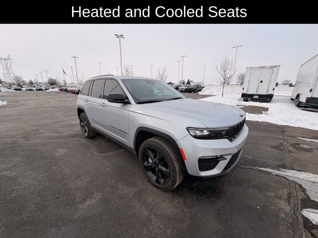 Used 2025 Jeep Grand Cherokee Limited w/ Luxury Tech Group II image 3