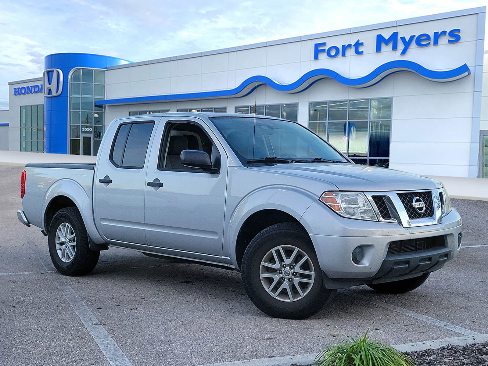 Used 2019 Nissan Frontier SV image 1