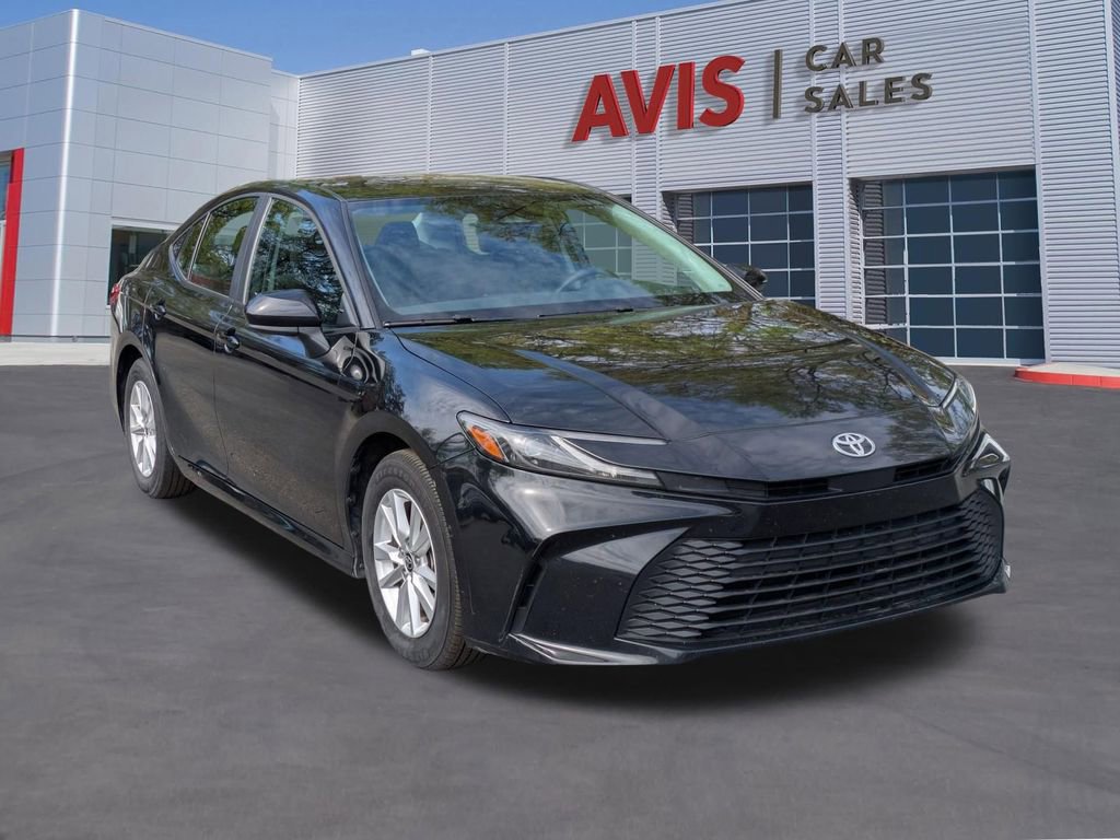 Used 2025 Toyota Camry LE image 3