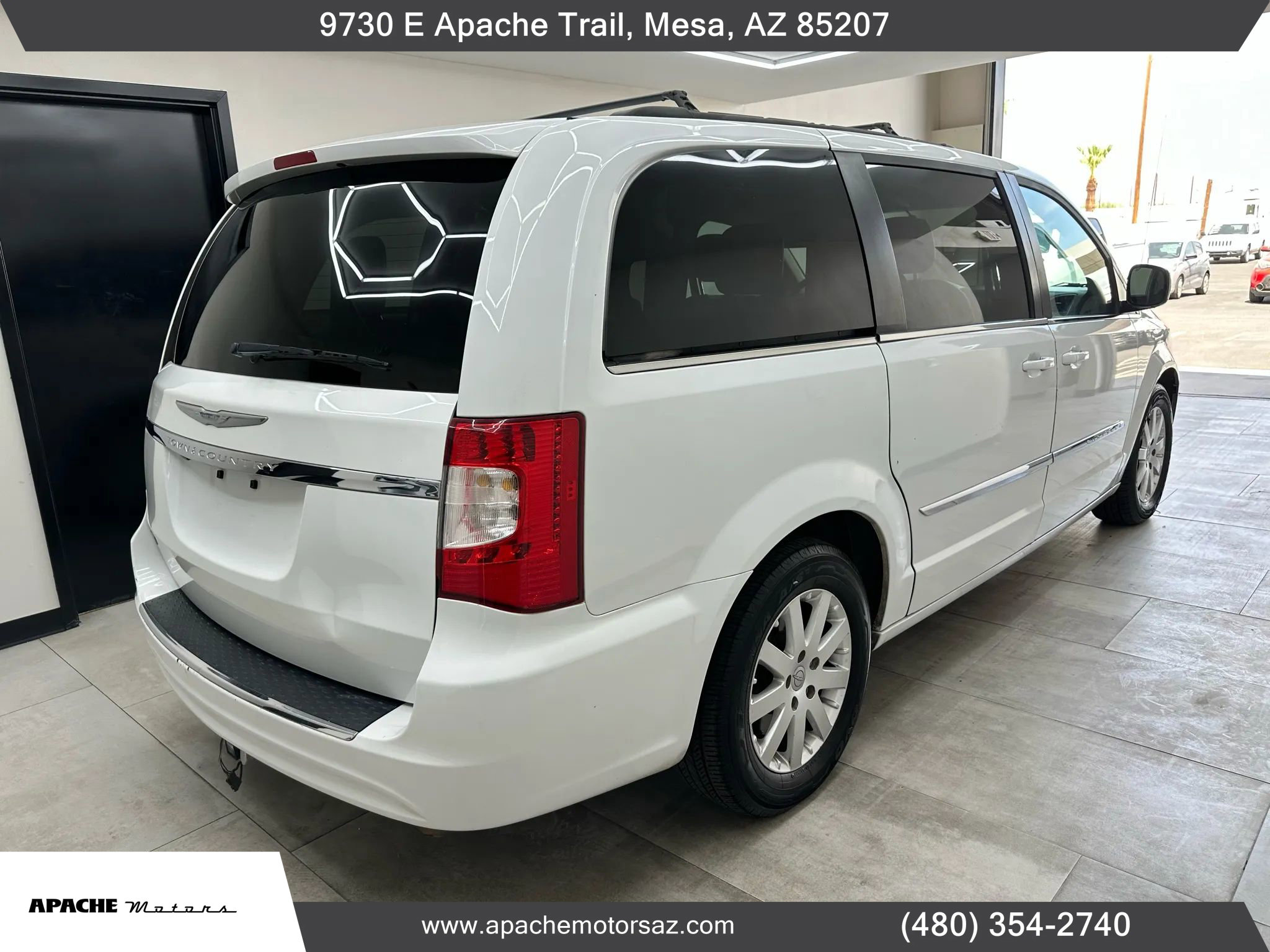 Used 2014 Chrysler Town & Country Touring image 7