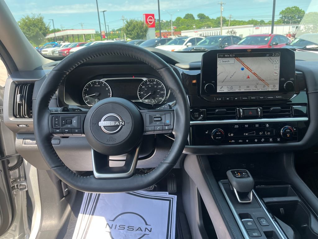Used 2025 Nissan Pathfinder SL FWD image 23