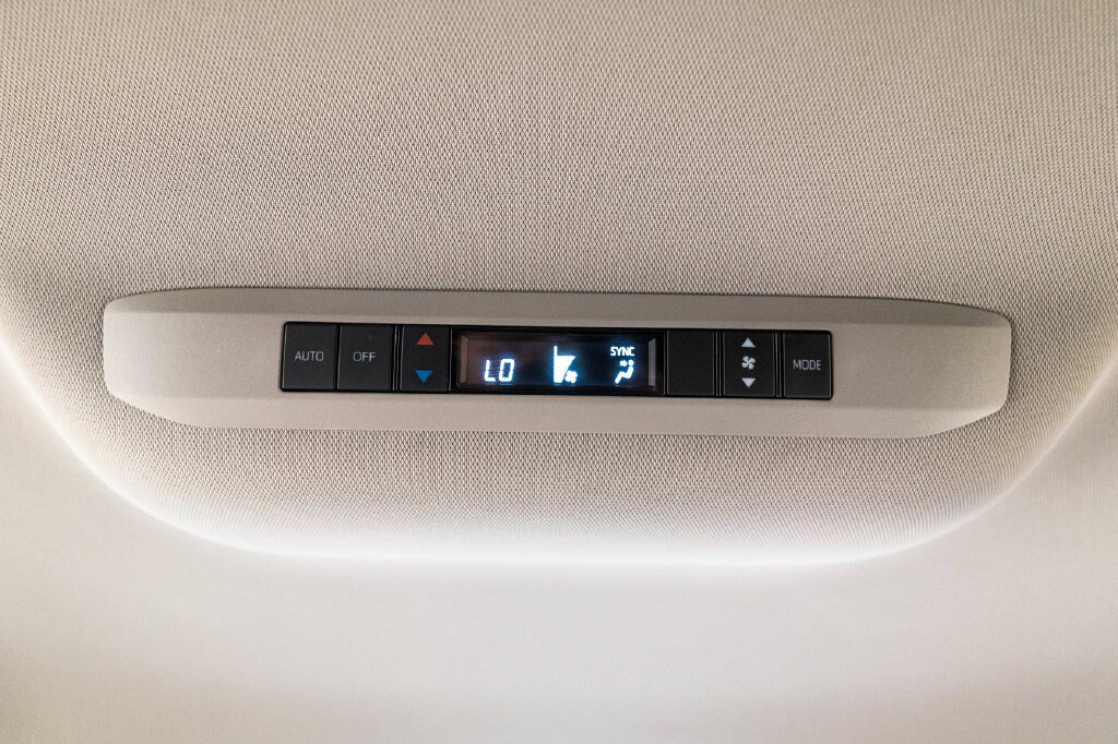 Certified 2025 Toyota Sienna LE FWD image 32