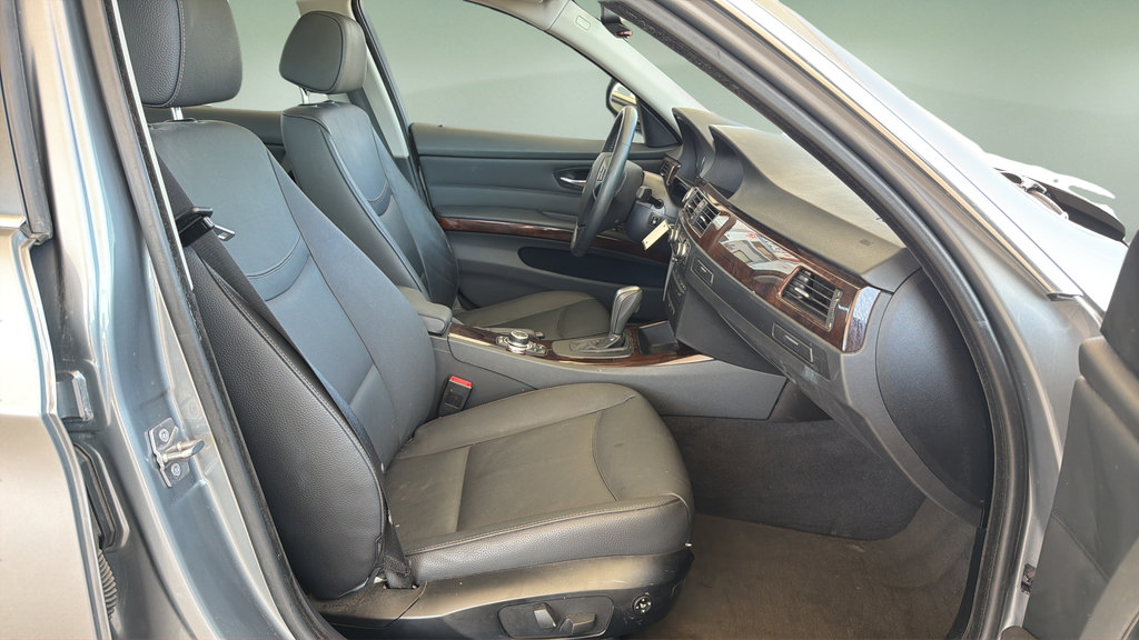 Used 2010 BMW 335i xDrive Sedan AWD/4WD image 11