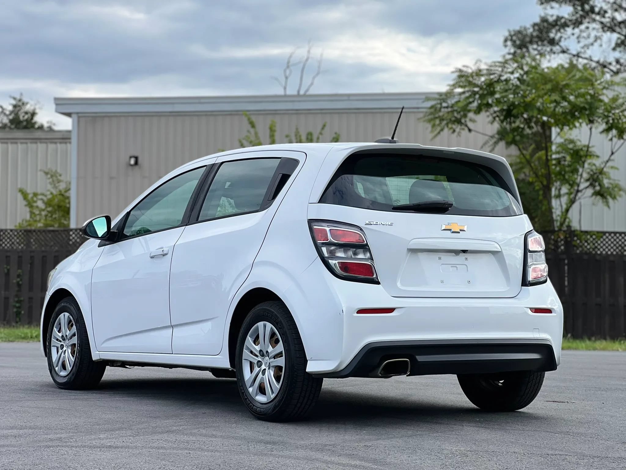 Used 2017 Chevrolet Sonic LT FWD image 3