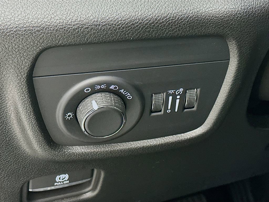 Certified 2025 Jeep Grand Cherokee Altitude image 18