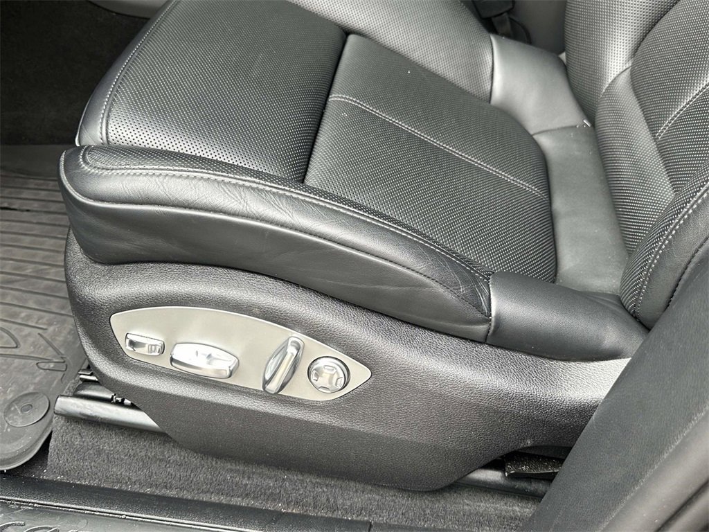 Certified 2025 Porsche Macan image 6