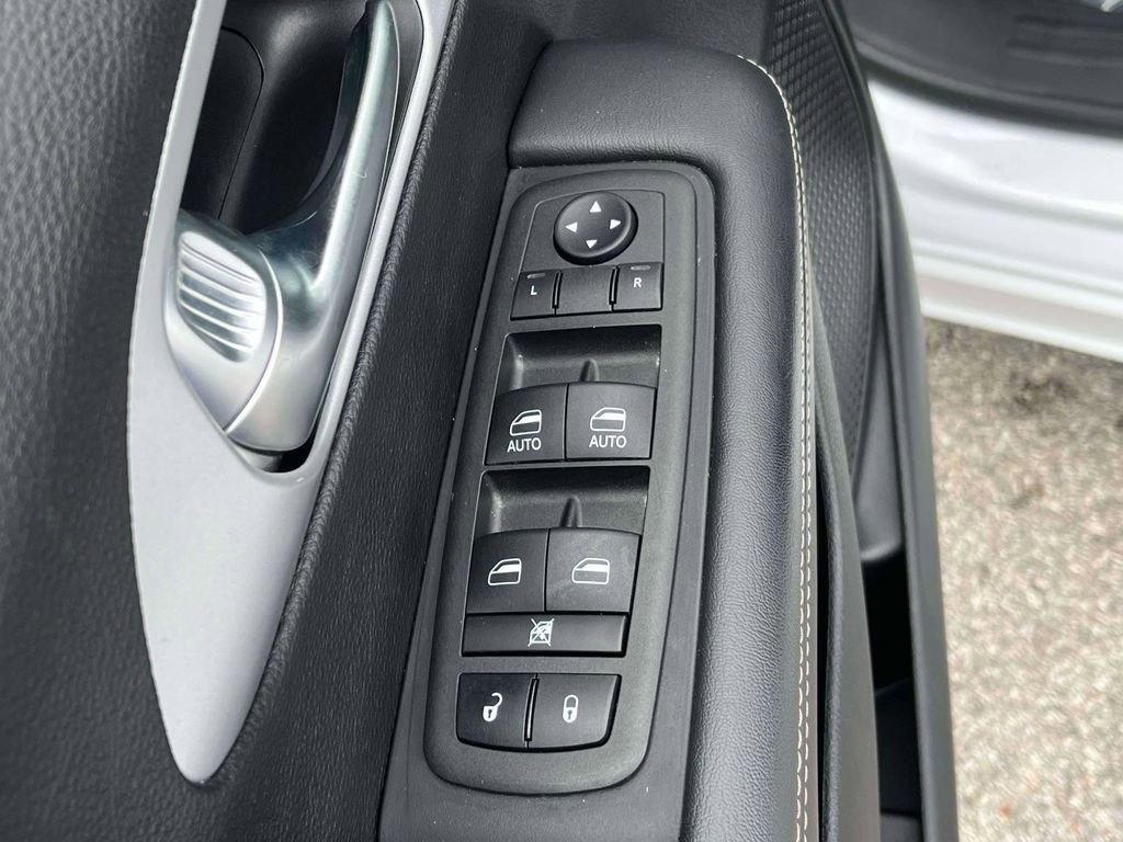 Used 2024 Chrysler Pacifica Limited FWD image 14