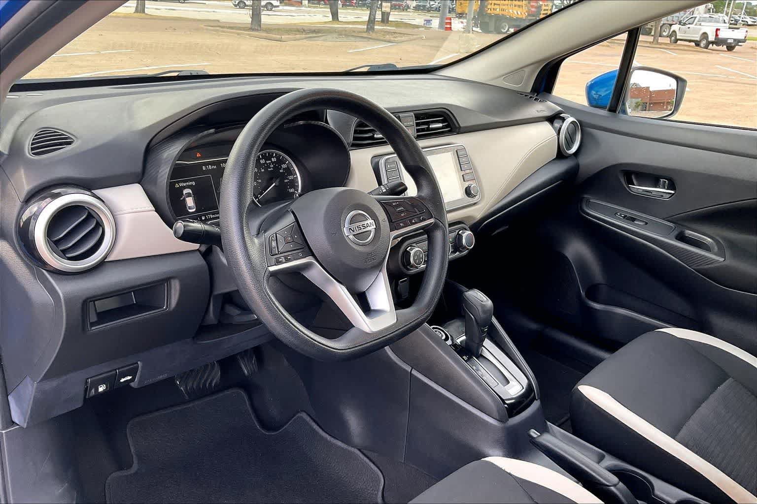 Used 2022 Nissan Versa SV FWD image 2