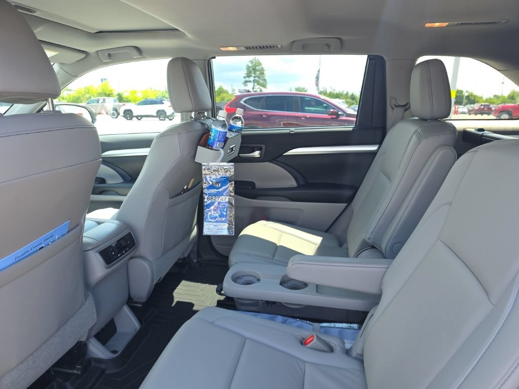 Used 2019 Toyota Highlander XLE FWD image 9