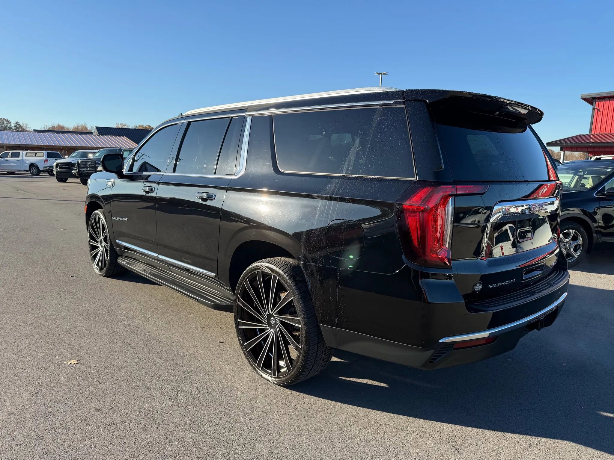 Used 2021 GMC Yukon XL SLT image 3