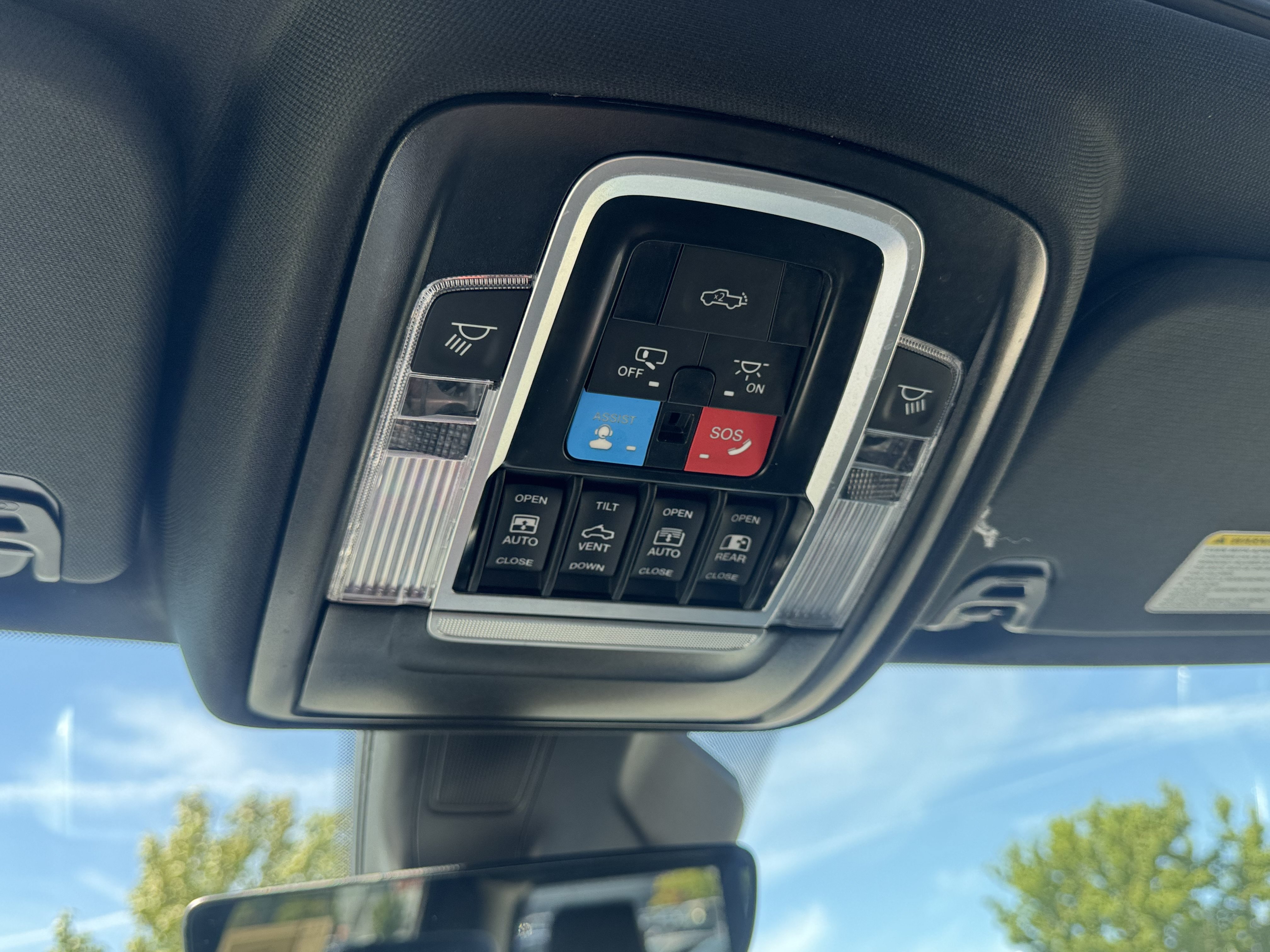 Used 2025 RAM 1500 Laramie AWD/4WD image 36