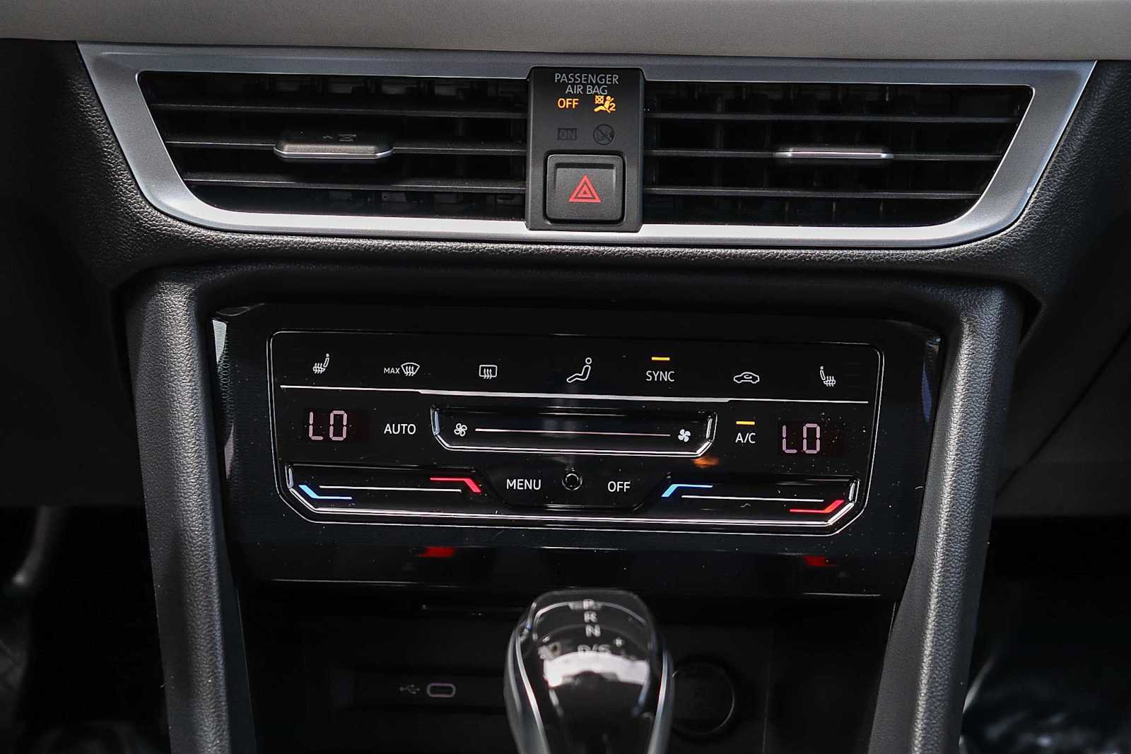 New 2025 Volkswagen Taos SE w/ Black Wheel Package FWD image 14