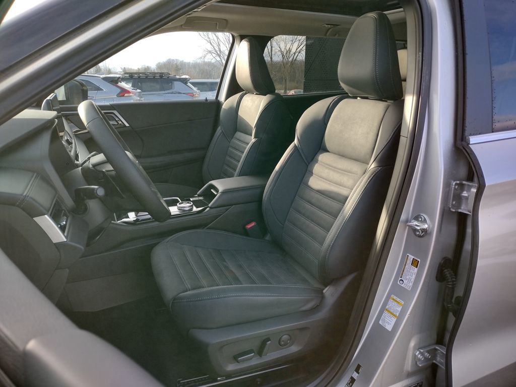 New 2026 Mitsubishi Outlander SE image 8