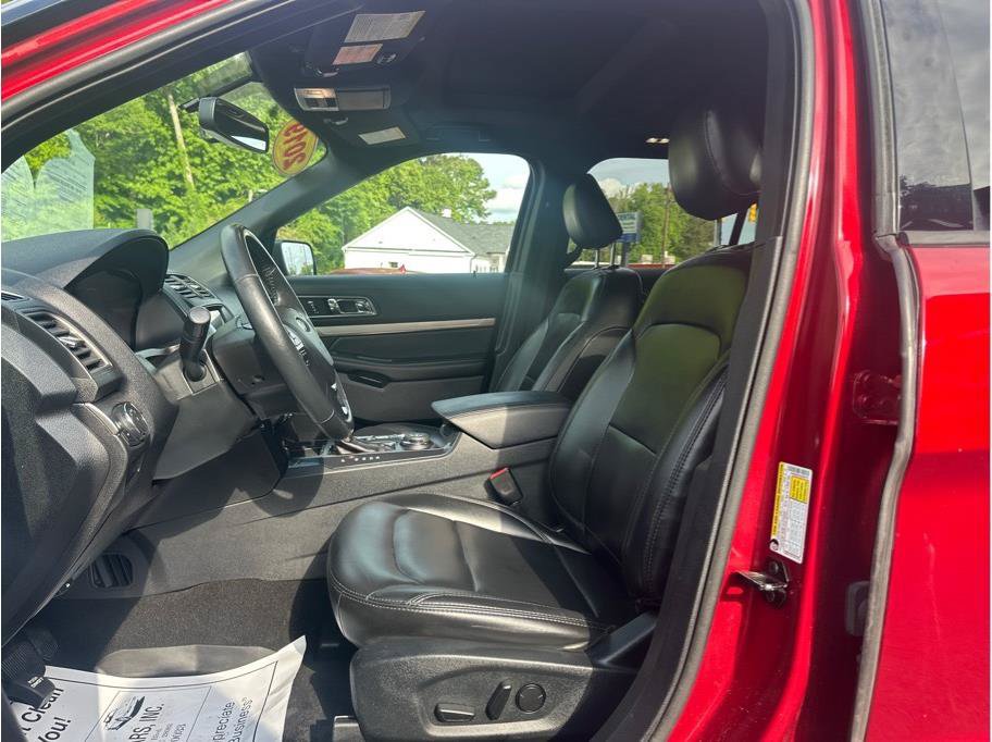 Used 2019 Ford Explorer XLT w/ Equipment Group 202A AWD/4WD image 13