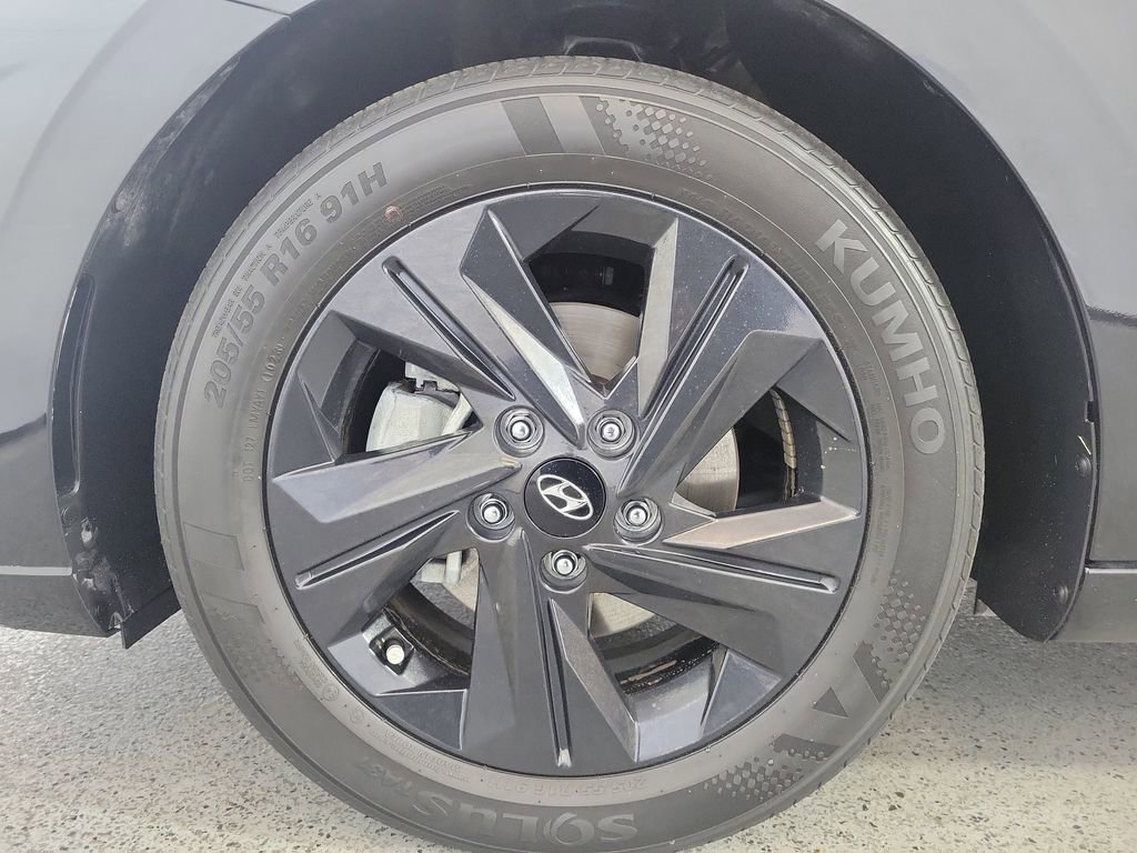 Used 2023 Hyundai Elantra Blue image 9