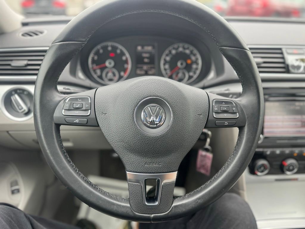 Used 2013 Volkswagen Passat 2.5 SE FWD image 32