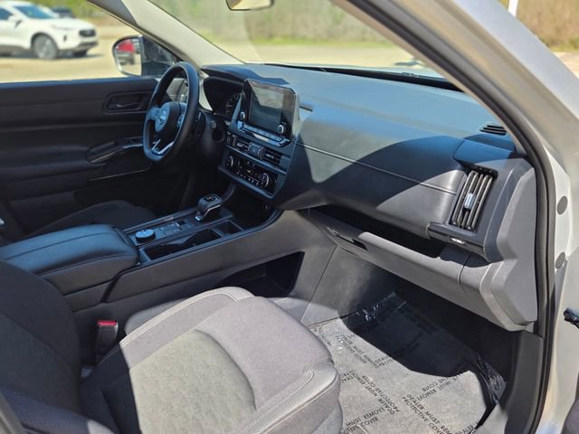 Used 2024 Nissan Pathfinder S image 15