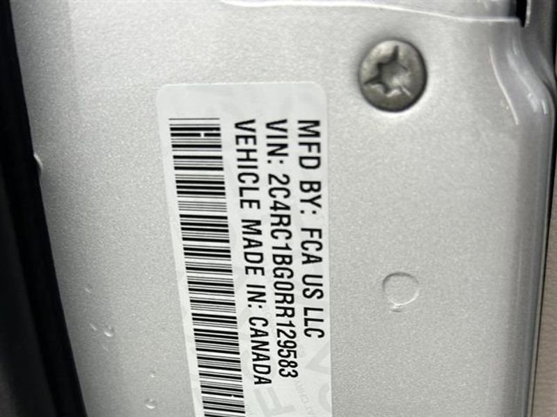 Used 2024 Chrysler Pacifica Touring-L FWD image 24
