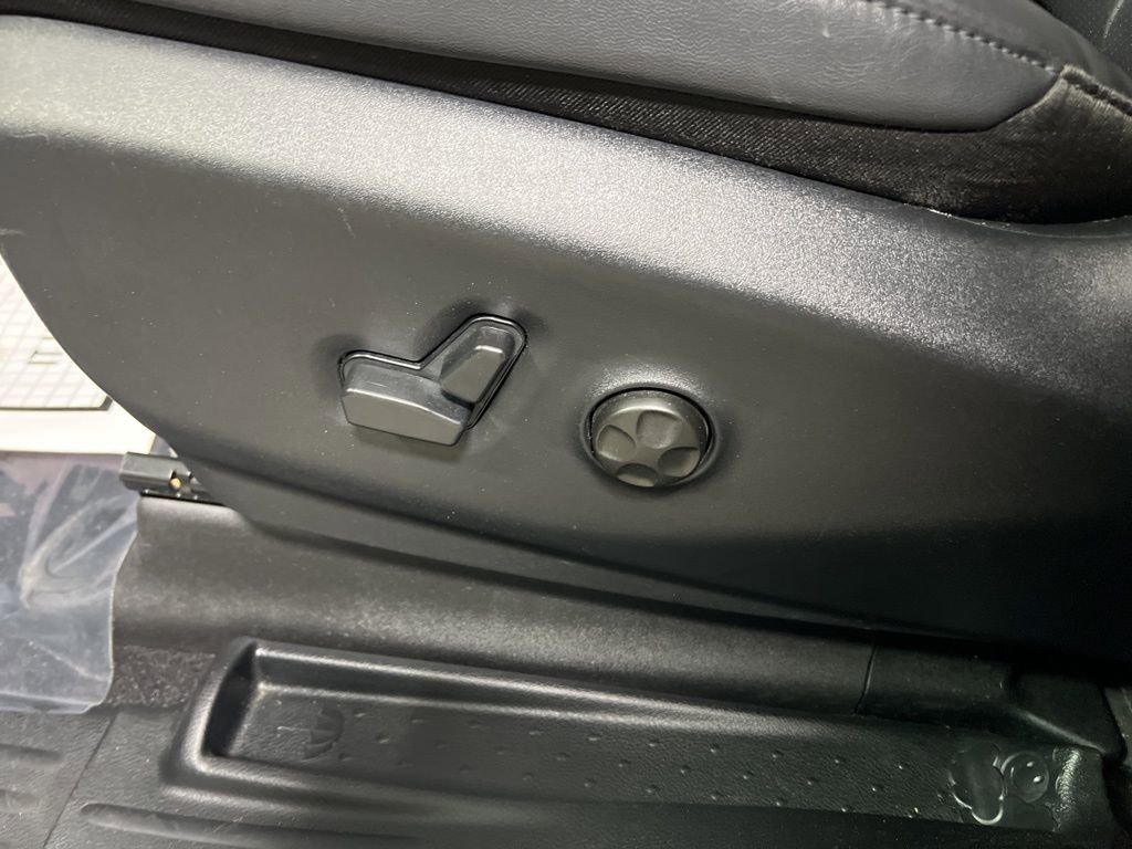 Used 2025 Chrysler Pacifica Select image 22