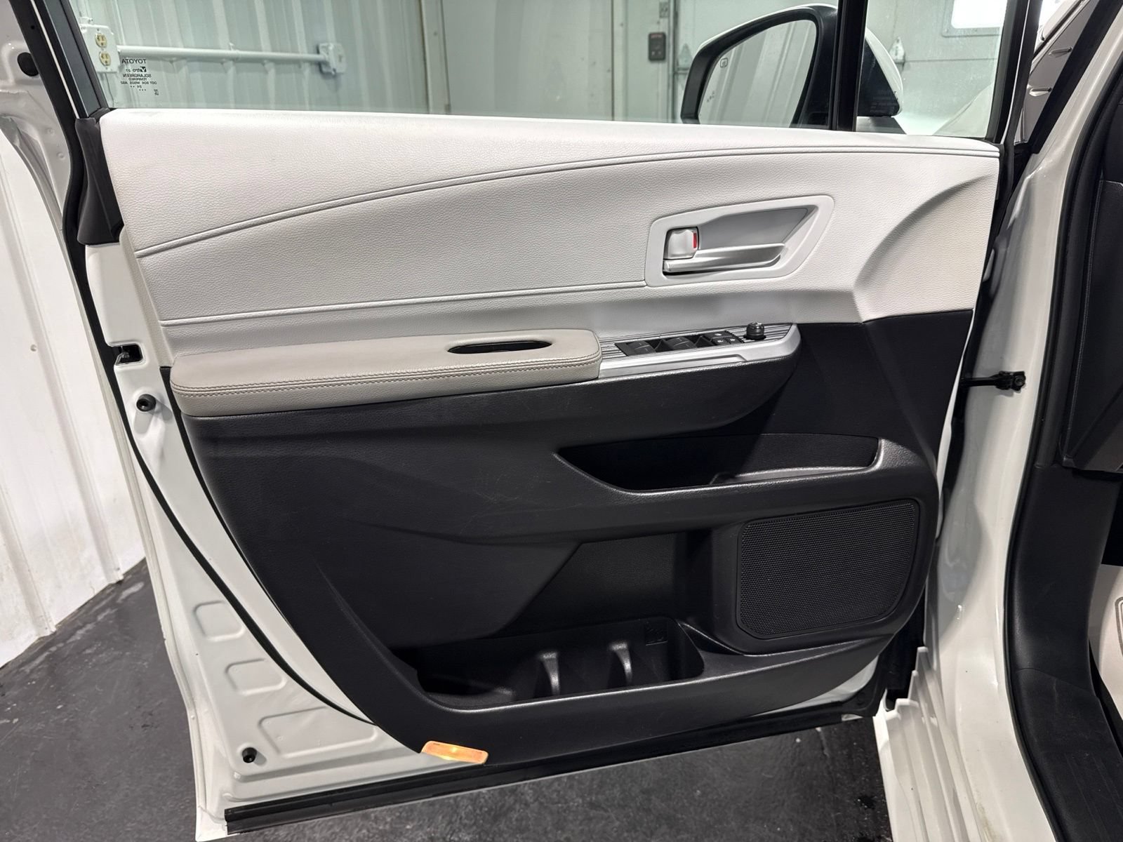 Used 2025 Toyota Sienna XLE FWD image 27