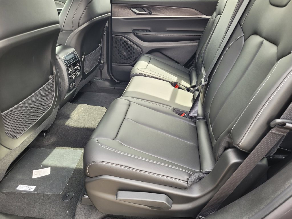 New 2025 Jeep Grand Cherokee L Limited w/ Black Appearance Package AWD/4WD image 4