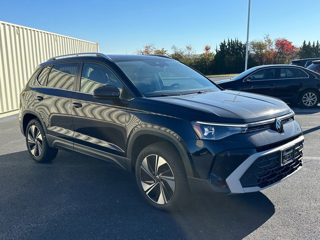 Used 2025 Volkswagen Taos SE w/ Panoramic Sunroof Package image 3