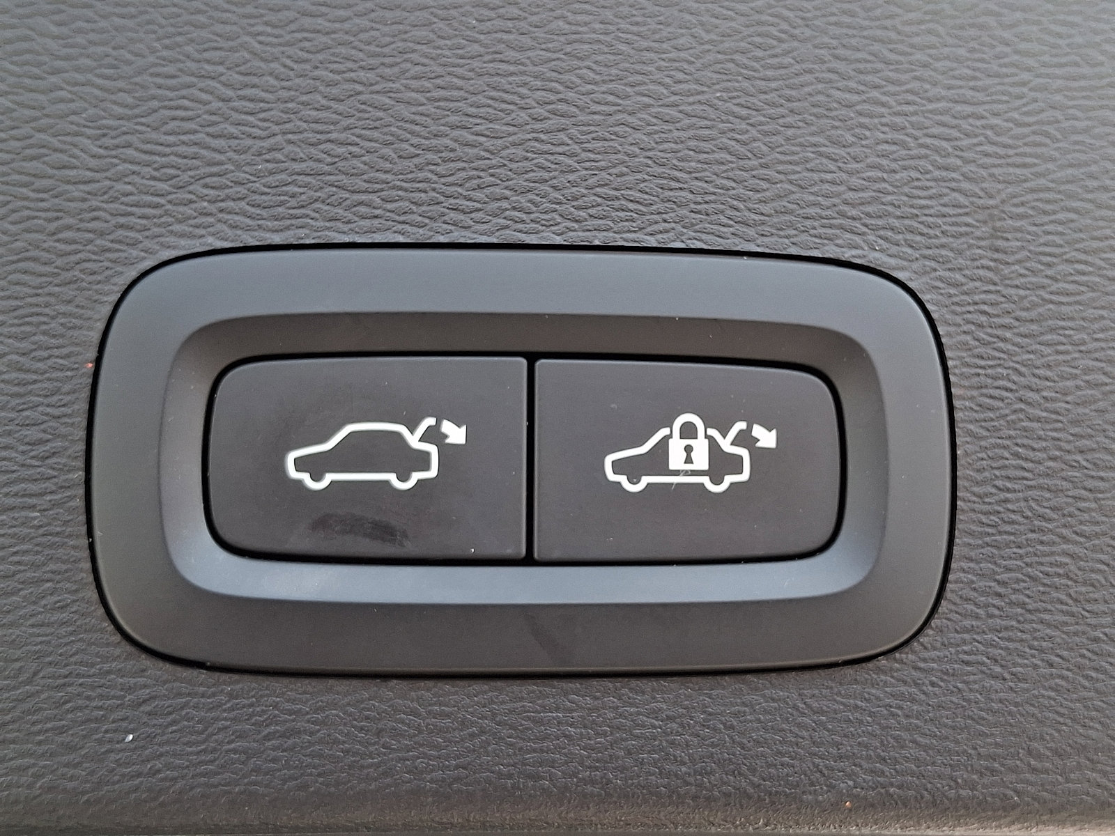 Certified 2023 Volvo XC40 B5 Plus w/ Driver Assist Package AWD/4WD image 28