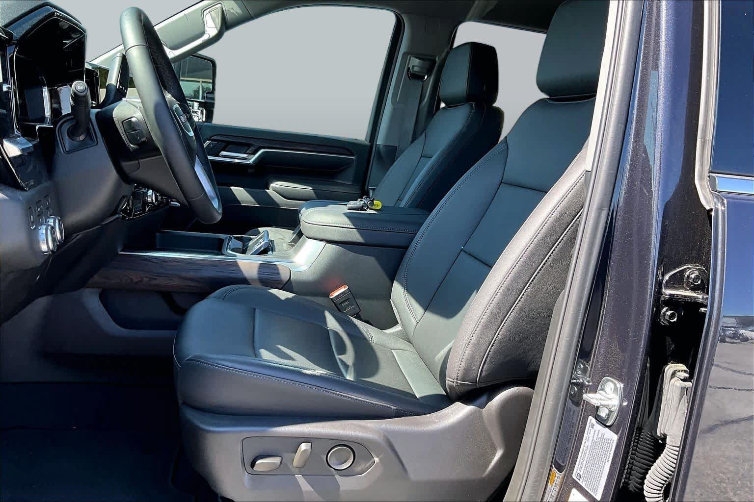 New 2025 GMC Sierra 3500 SLT w/ SLT Premium Package AWD/4WD image 9