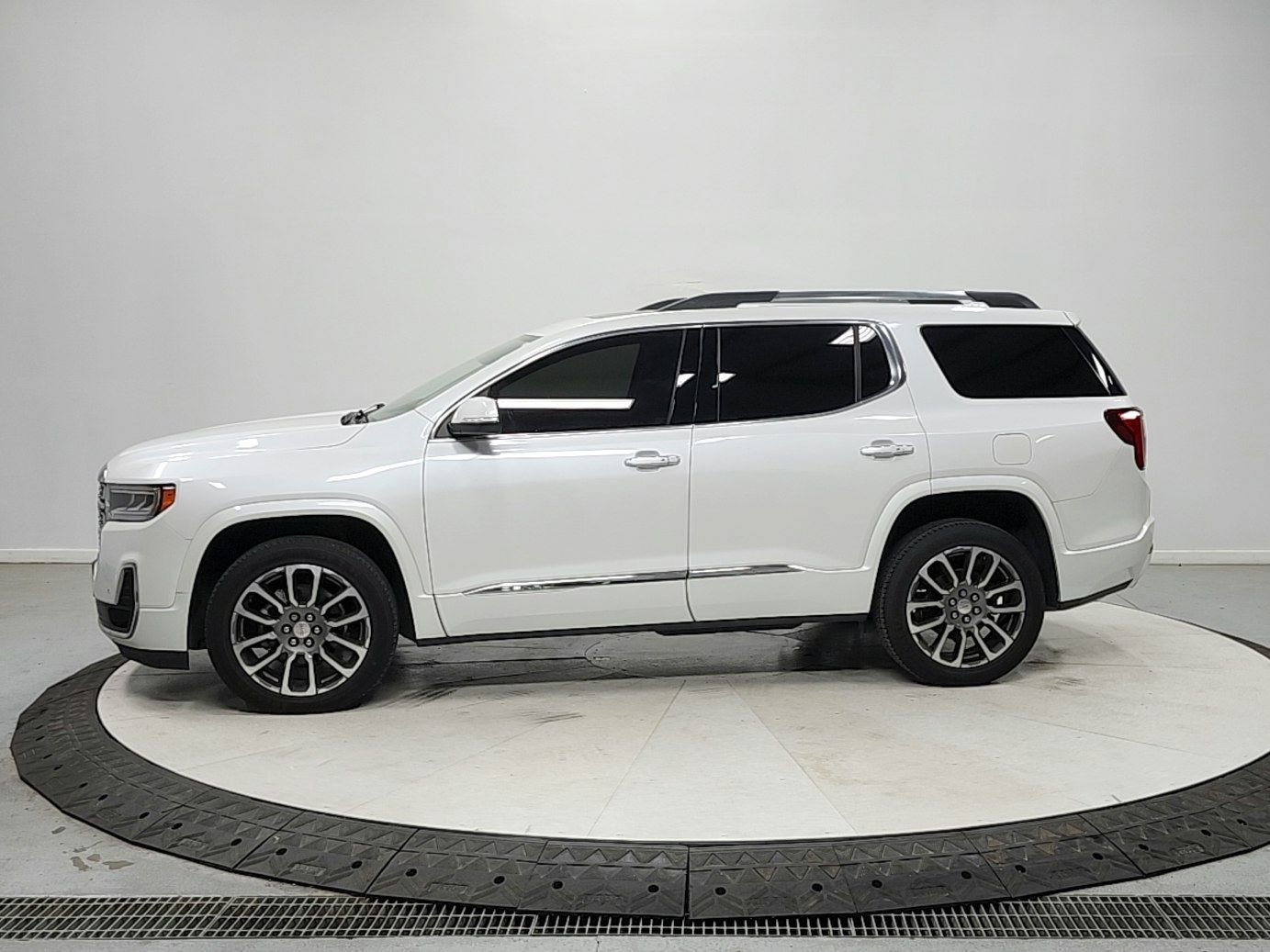 Used 2022 GMC Acadia Denali w/ LPO, Floor Liner Package FWD image 4