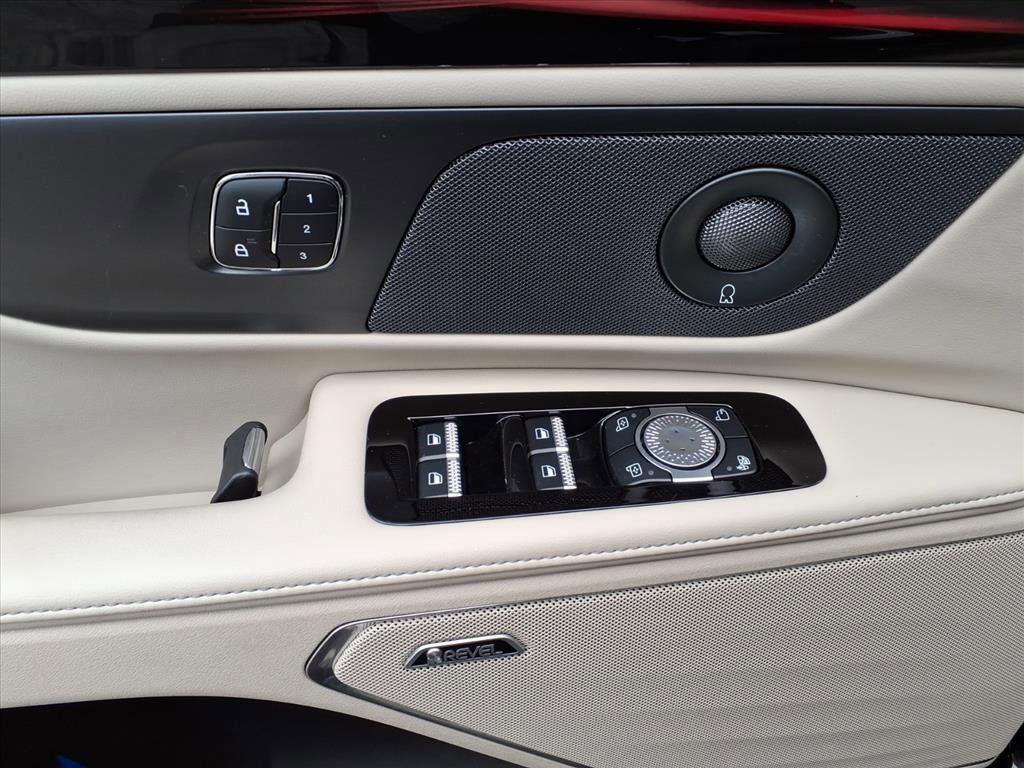 Certified 2024 Lincoln Nautilus Reserve w/ Equipment Group 202A image 11