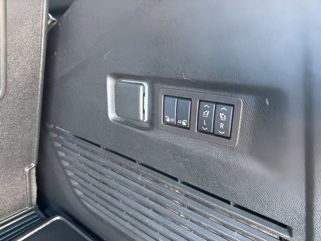 Used 2024 GMC Yukon Denali Ultimate image 18