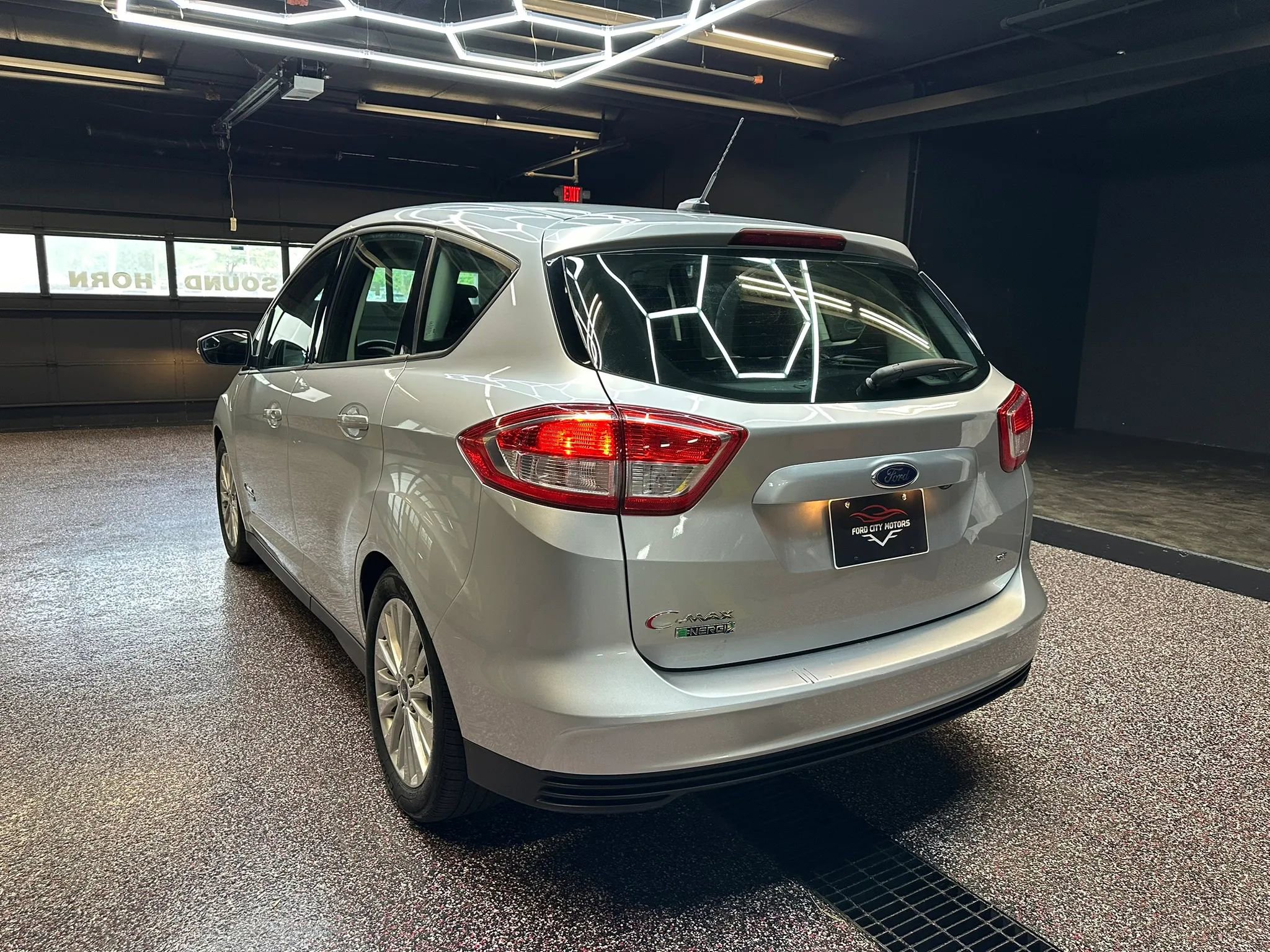 Used 2017 Ford C-MAX Energi SE w/ Equipment Group 402A FWD image 4