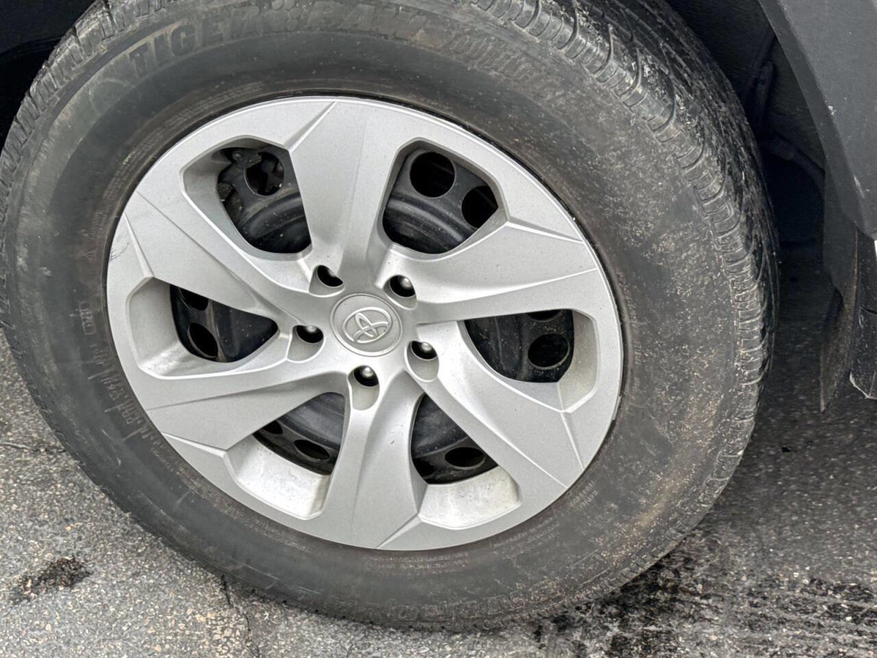 Used 2021 Toyota RAV4 LE w/ Carpet Mat Package (TMS) AWD/4WD image 7